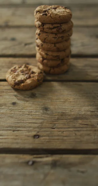 Imagen Vertical Pila Galletas Chispas Chocolate Sobre Fondo Madera Alimentos — Foto de Stock