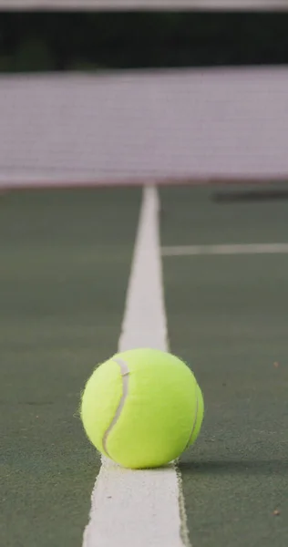 Κάθετη Εικόνα Του Κίτρινου Μπάλα Του Τένις Και Δίχτυ Στο — Φωτογραφία Αρχείου