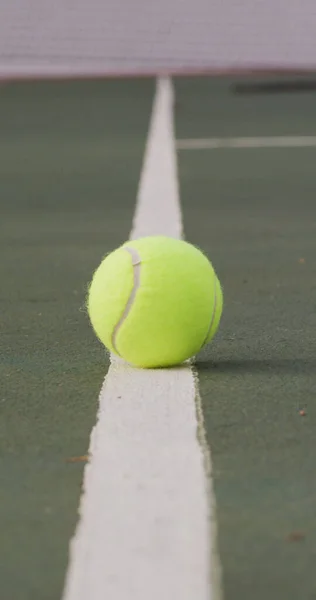 Sarı Tenis Topunun Dikey Görüntüsü Tenis Kortunda Net Sağlıklı Aktif — Stok fotoğraf