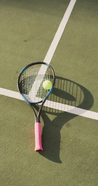 Tenis Kortunda Sarı Tenis Topu Raketin Dikey Görüntüsü Sağlıklı Aktif — Stok fotoğraf