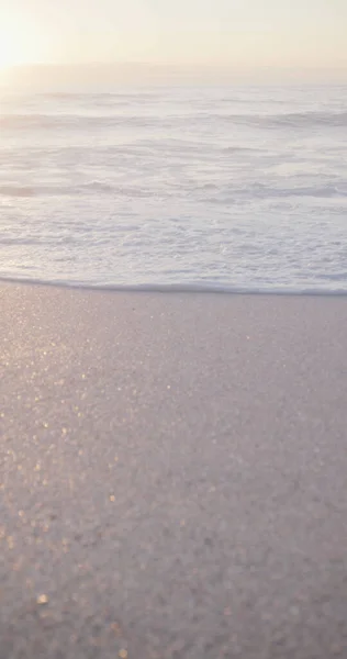 Вертикальное Изображение Моря Волнами Голубым Небом Солнечном Пляже Проводить Свободное — стоковое фото
