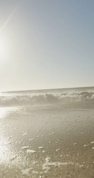 Vertikal Bild Havet Med Vågor Och Blå Himmel Solig Strand — Stockfoto