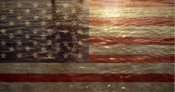 数字海洋在阳光下的数字复合对数字美国旗子背景 — 图库照片