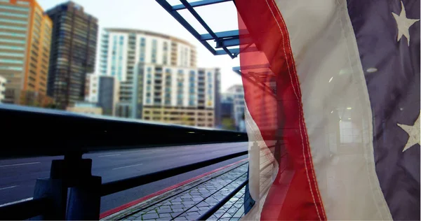 車で高速道路と最前線で建物とアメリカ国旗のコマのデジタル合成 — ストック写真