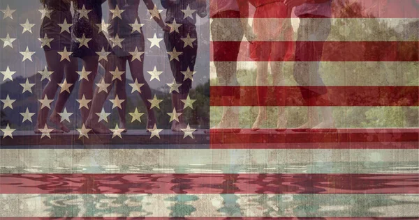 Cyfrowy Kompozyt Amerykańskiej Flagi Przeciwko Szczęśliwym Ludziom Tańczącym Zewnątrz Tle — Zdjęcie stockowe