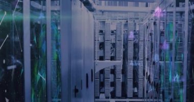 Sunucu odasında veri işleme animasyonu. Küresel teknoloji bağlantıları ve dijital arayüz konsepti dijital olarak oluşturulmuş video.