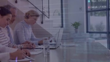 Ofiste çalışan iş adamları üzerinde finansal veri işleme animasyonu. Küresel iş dijital arayüzü teknolojisi ve dijital olarak oluşturulan ağ konsepti.