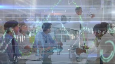 Ofiste çalışan iş adamları üzerinde finansal veri işleme animasyonu. Küresel iş bağlantıları dijital arayüz ve teknoloji konsepti dijital olarak oluşturulmuş video.