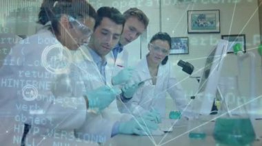 Çeşitli erkek ve kadın doktorlar üzerinde veri işleme animasyonu. Küresel tıp sağlık ve veri işleme kavramı dijital olarak oluşturulmuş video.