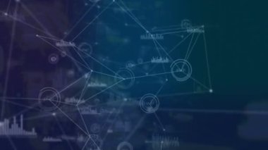 Bağlantılar ağının animasyonu ve dijital uzayda çeşitli veri işleme. Sosyal medya ve iletişim arayüzü kavramı dijital olarak oluşturulmuş video.