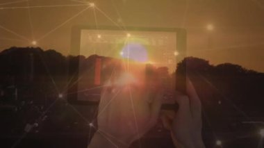 Ekran animasyonu, manzara üzerindeki bağlantı ağları. küresel iş, bağlantılar ve veri işleme kavramı dijital olarak oluşturulmuş video.