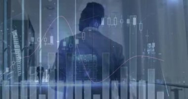 Afro-Amerikan iş adamı üzerine finansal veri işleme animasyonu. küresel veri işleme, işletme, finans ve ekonomi kavramı dijital olarak oluşturulmuş video.