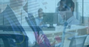 Çeşitli iş adamları üzerinde istatistik ve finansal veri işleme animasyonu. küresel veri işleme, işletme, finans ve ekonomi kavramı dijital olarak oluşturulmuş video.