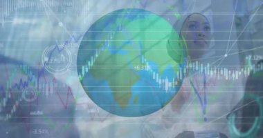 Türbanlı çift ırklı iş kadını üzerine küresel ve finansal veri işleme animasyonu. küresel veri işleme, işletme, finans ve ekonomi kavramı dijital olarak oluşturulmuş video.