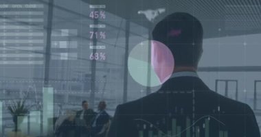 Çeşitli iş adamları üzerinde istatistik ve finansal veri işleme animasyonu. küresel veri işleme, işletme, finans ve ekonomi kavramı dijital olarak oluşturulmuş video.