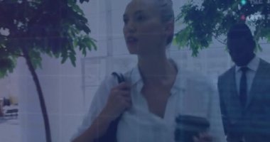 Çeşitli iş adamları üzerinde finansal veri işleme animasyonu. küresel veri işleme, işletme, finans ve ekonomi kavramı dijital olarak oluşturulmuş video.