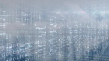 İkili kodlama ve bilgisayar sunucuları üzerinden veri işleme animasyonu. küresel veri işleme, hesaplama ve internet bağlantıları konsepti dijital olarak oluşturulmuş video.