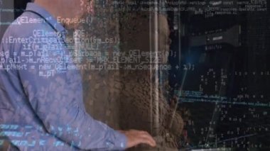 Kafkas erkek teknisyen ve bilgisayar sunucuları üzerinde veri işleme animasyonu. küresel veri işleme, hesaplama ve internet bağlantıları konsepti dijital olarak oluşturulmuş video.