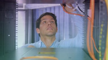 Kafkas erkek teknisyen ve bilgisayar sunucuları üzerinde veri işleme animasyonu. küresel veri işleme, hesaplama ve internet bağlantıları konsepti dijital olarak oluşturulmuş video.