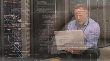 Kafkas erkek teknisyen ve bilgisayar sunucuları üzerinde veri işleme animasyonu. küresel veri işleme, hesaplama ve internet bağlantıları konsepti dijital olarak oluşturulmuş video.