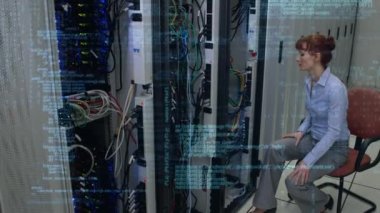 Kafkas kadın teknisyen ve bilgisayar sunucularında veri işleme animasyonu. küresel veri işleme, hesaplama ve internet bağlantıları konsepti dijital olarak oluşturulmuş video.