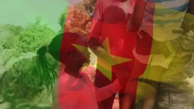 Afro-Amerikan askerlerinin mutlu baba ve aile kucaklaşmalarında dalgalanan fotoğraf makinesinin animasyonu. Vatanseverlik, aile ve kutlama konsepti dijital olarak oluşturulmuş video.