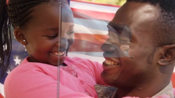美国国旗的动画在微笑的非洲裔美国父亲和女儿的怀抱中飘扬 爱国主义 家庭和庆祝概念数码录像 — 图库视频影像
