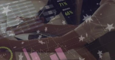 Çeşitli iş adamları üzerinde yıldızlarla istatistik ve veri işleme animasyonları. küresel iş, bağlantılar ve veri işleme kavramı dijital olarak oluşturulmuş video.