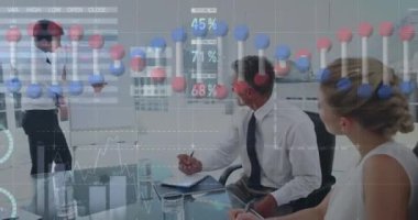 Çeşitli iş adamları üzerinde DNA iplikçiklerinin, istatistiklerin ve veri işlemenin animasyonu. küresel iş, bağlantılar ve veri işleme kavramı dijital olarak oluşturulmuş video.