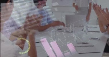 Çeşitli iş adamları üzerinde istatistik ve veri işleme animasyonu. küresel iş, bağlantılar ve veri işleme kavramı dijital olarak oluşturulmuş video.