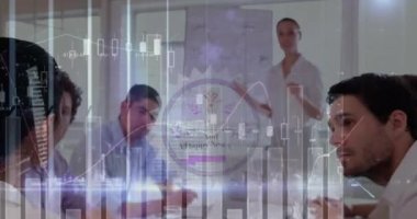 Çeşitli iş adamları üzerinde istatistik ve veri işleme animasyonu. küresel iş, bağlantılar ve veri işleme kavramı dijital olarak oluşturulmuş video.