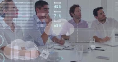 Çeşitli iş adamları üzerinde istatistik ve veri işleme animasyonu. küresel iş, bağlantılar ve veri işleme kavramı dijital olarak oluşturulmuş video.