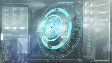 Saatin animasyonu ve şehir manzarası üzerinde ilerleyen veri işlemesi. küresel iş, finans ve veri işleme kavramı dijital olarak oluşturulmuş video.