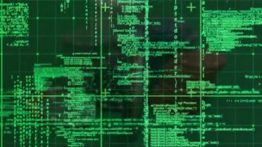 Kumarhane çipleri üzerinde veri işleme ve ızgara animasyonu. küresel iş, finans, kumar ve veri işleme kavramı dijital olarak oluşturulmuş video.