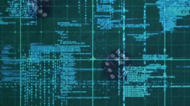 Kumarhane çipleri üzerinde veri işleme ve ikili kodlama animasyonu. küresel iş, finans, kumar ve veri işleme kavramı dijital olarak oluşturulmuş video.