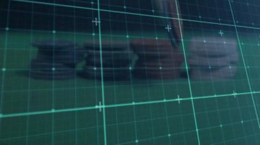 Kumarhane çipleri üzerinde veri işleme ve ızgara animasyonu. küresel iş, finans, kumar ve veri işleme kavramı dijital olarak oluşturulmuş video.