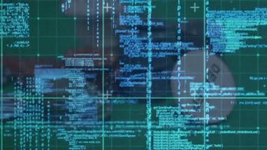 Kumarhane çipleri ve şebeke üzerinden veri işleme animasyonu. küresel iş, finans, kumar ve veri işleme kavramı dijital olarak oluşturulmuş video.