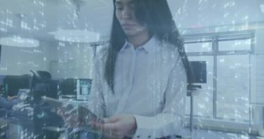 Teknoloji kullanılarak melez bir iş kadınının üzerine parlayan ışığın animasyonu. küresel ağlar, iş ve bağlantılar konsepti dijital olarak oluşturulmuş video.