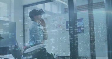 VR kulaklık kullanılarak Kafkas iş adamının veri işleme animasyonu. küresel ağlar, iş ve bağlantılar konsepti dijital olarak oluşturulmuş video.