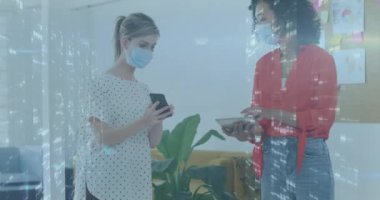 Yüz maskesi takan iş kadınlarının veri işleme animasyonu. covid 19 salgın konsepti sırasında dijital olarak üretilen küresel ağlar, iş ve bağlantılar.