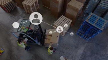 Depo çalışanları üzerindeki bağlantı ağının animasyonu. küresel gönderim, dağıtım, iş, veri işleme ve teknoloji konsepti dijital olarak oluşturulmuş video.