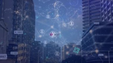 Şehir manzarası üzerindeki simgelerle bağlantı ağının animasyonu. küresel bağlantılar, veri işleme ve teknoloji konsepti dijital olarak oluşturulmuş video.