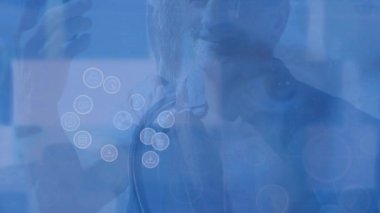 Akıllı telefon kullanan beyaz adamların üzerindeki simgelerle bağlantı ağının animasyonu. küresel bağlantılar, veri işleme ve teknoloji konsepti dijital olarak oluşturulmuş video.