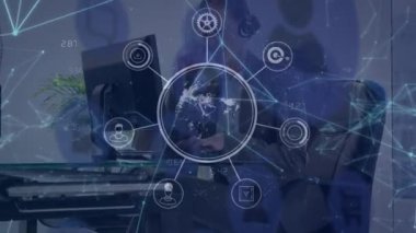Telefon kulaklığı kullanan kadınların üzerindeki simgelerle bağlantı ağının animasyonu. küresel bağlantılar, veri işleme ve teknoloji konsepti dijital olarak oluşturulmuş video.