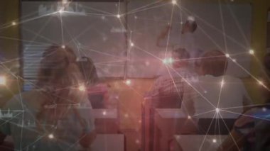 Sınıftaki çeşitli öğrenciler üzerinde veri işleme ağı ile bağlantının animasyonu. eğitim ve öğrenme kavramı dijital olarak oluşturulmuş video.