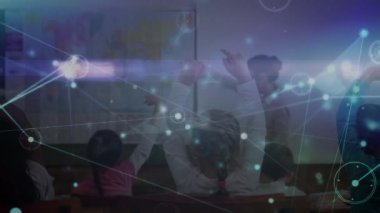 Sınıftaki çeşitli öğrenciler üzerinde veri işleme ağı ile bağlantının animasyonu. eğitim ve öğrenme kavramı dijital olarak oluşturulmuş video.