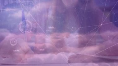 Kafkasyalı liseli kız üzerinden veri işleme ağı animasyonu. eğitim ve öğrenme kavramı dijital olarak oluşturulmuş video.