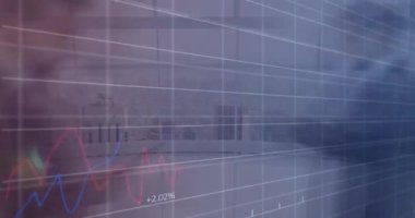 Yürüyen insanlar üzerinde finansal veri işleme animasyonu. küresel bağlantılar, veri işleme ve dijital arayüz konsepti dijital olarak oluşturulmuş video.