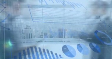 Yürüyen insanlar üzerinde finansal veri işleme animasyonu. küresel bağlantılar, veri işleme ve dijital arayüz konsepti dijital olarak oluşturulmuş video.