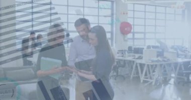 Çeşitli iş adamları üzerinde finansal veri işleme animasyonu. küresel bağlantılar, veri işleme ve dijital arayüz konsepti dijital olarak oluşturulmuş video.